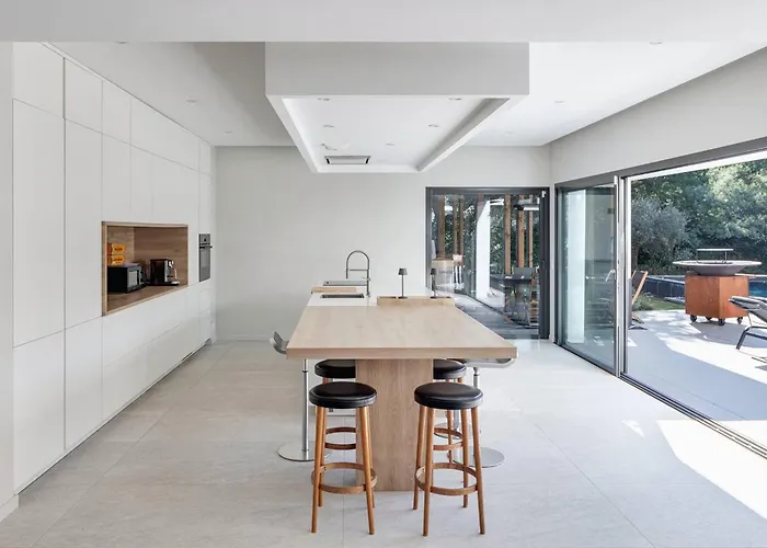 D'exception Avec Piscine Chauffee, Proche Plages Et Commodites - Fr-1-791-22